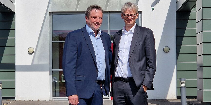 Franz-Josef Wöstmann und Dr. Rudo Grimm besiegeln die Kooperation Franz-Josef Wöstmann und Dr. Rudo Grimm besiegeln die Kooperation